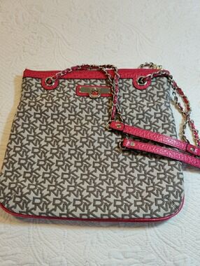 DKNY Signature Logo Pink Trim Crossbody Shoulder Bag Purse w/ Chain Donna Karan